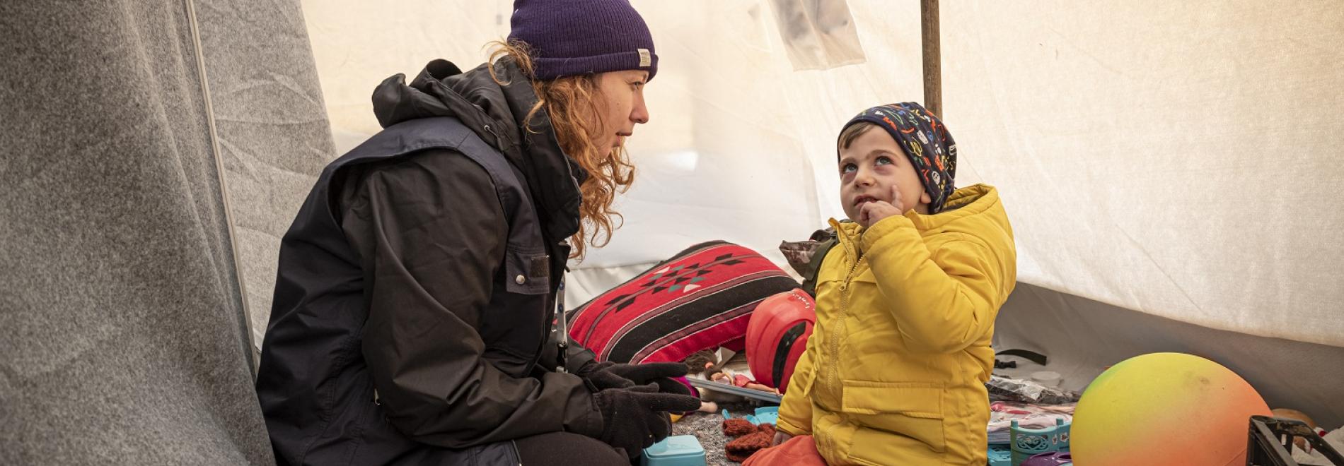 Ein Kind in Antakya, Türkei, wird nach dem Erdbeben ein Kind in einem Zelt versorgt. Bild: Olivier Papegnies Ein Kind in Antakya, Türkei, wird nach dem Erdbeben ein Kind in einem Zelt versorgt. Bild: Olivier Papegnies