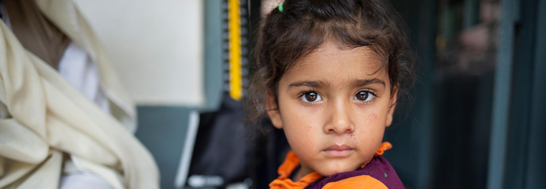 Gerade Kinder wie dieses Mädchen in Pakistan leiden am meisten unter Mangel- oder Unterernährung. Foto: Saiyna Basir / Ärzte der Welt Ein Mädchen in Pakistan wird auf den Ernährungszustand untersucht. Foto: Saiyna Basir / Ärzte der Welt