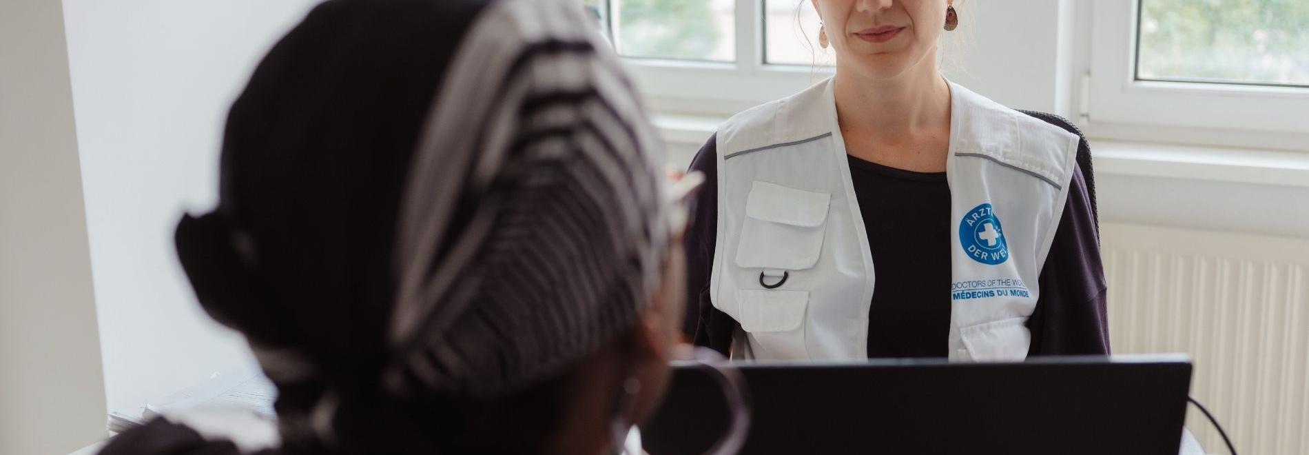 Eine Mitarbeiterin von Ärzte der Welt berät eine Patientin in der open.med Praxis Berlin. Foto: Max Avdeev