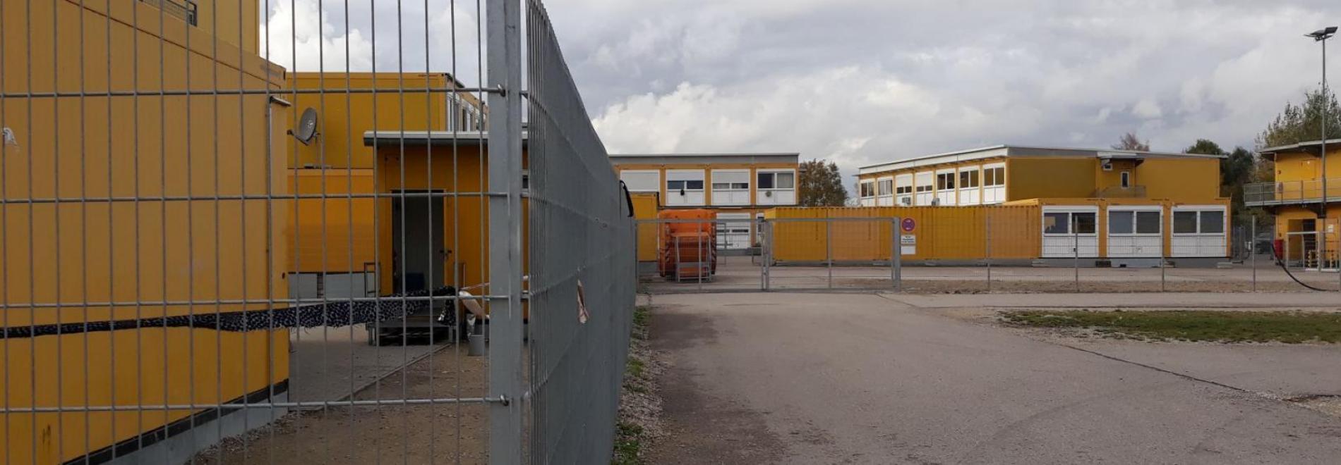 Umzäuntes Ankerzentrum. Foto: Bayerischer Flüchtlingsrat