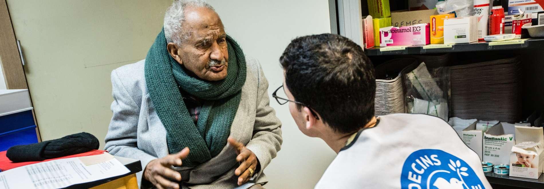 Ein älterer Man wird in einer belgischen Praxis von Ärzte der Welt versorgt. Foto: Kristof Vadino Ein älterer Man wird in einer belgischen Praxis von Ärzte der Welt versorgt. Foto: Kristof Vadino