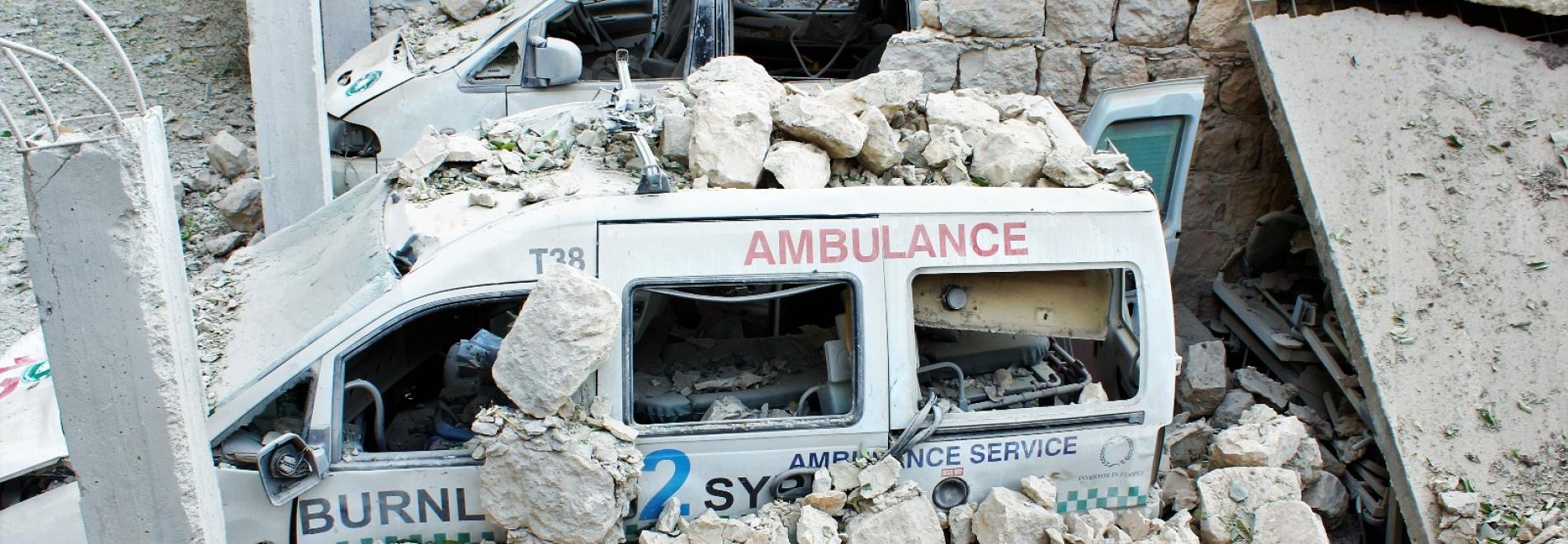 Von Bomben zerstörte Krankenwagen