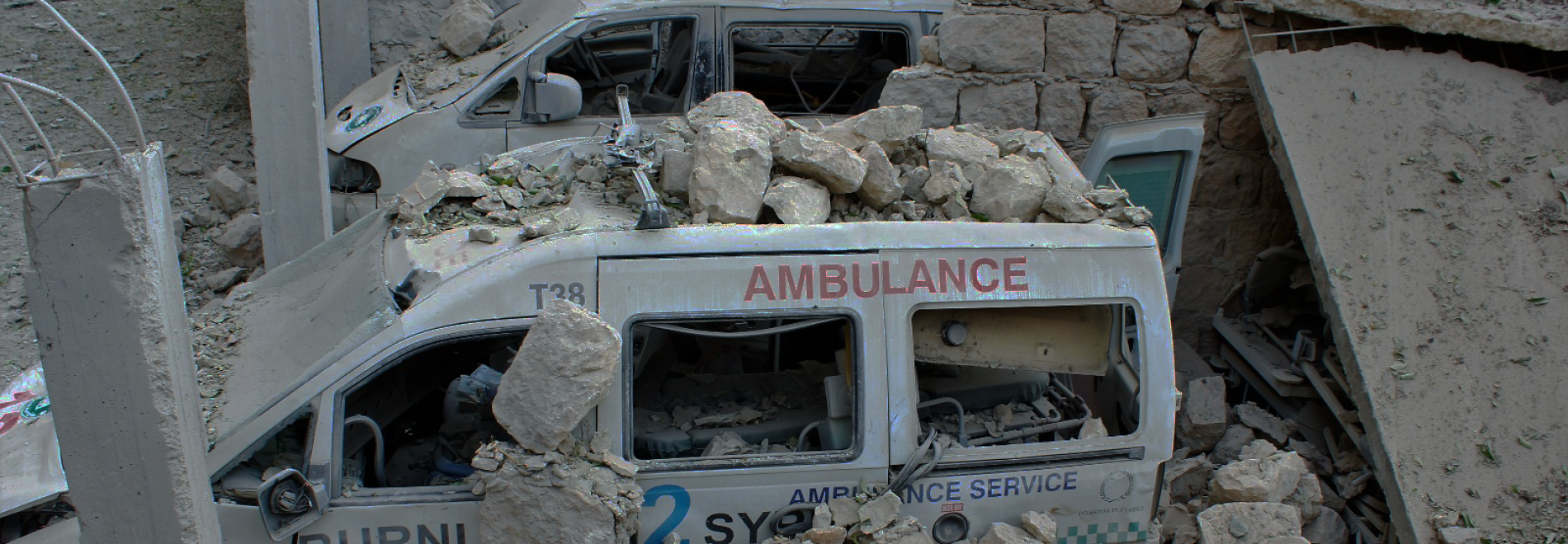 Ein Behandlungsbus unter Trümmern im syrischen Idlib. Foto: Ärzte der Welt Zerstörter Krankenwagen 2016 in Idlib. Foto: Ärzte der Welt