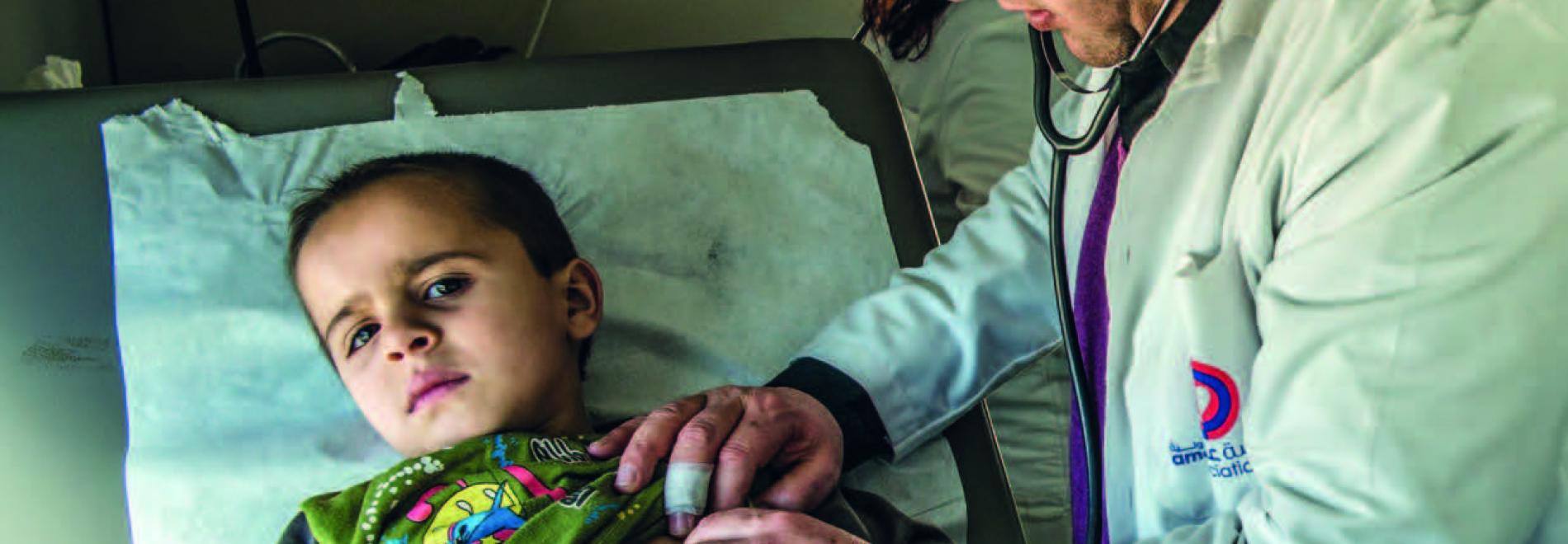 Ein kleiner Junge wird vom Ärzte der Welt-Team im Libanon gerettet. Photo: Zoé Brabant