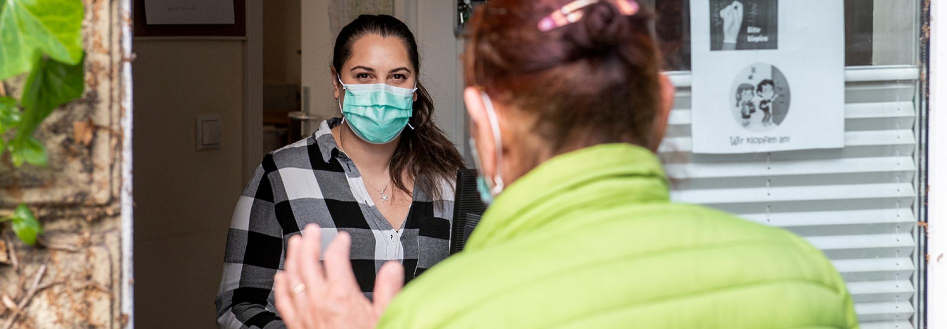Während der Pandemie empfängt das Team von open.med Hamburg die Patient*innen mit einer Fenster-Sprechstunde. Foto: Bente Stachowske