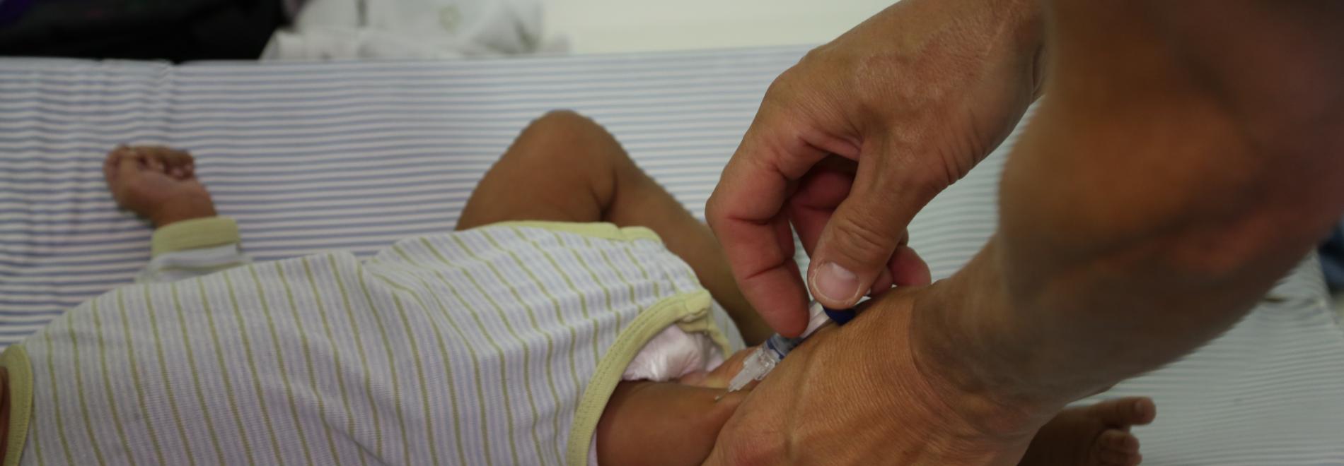 Ein Arzt impft ein Baby