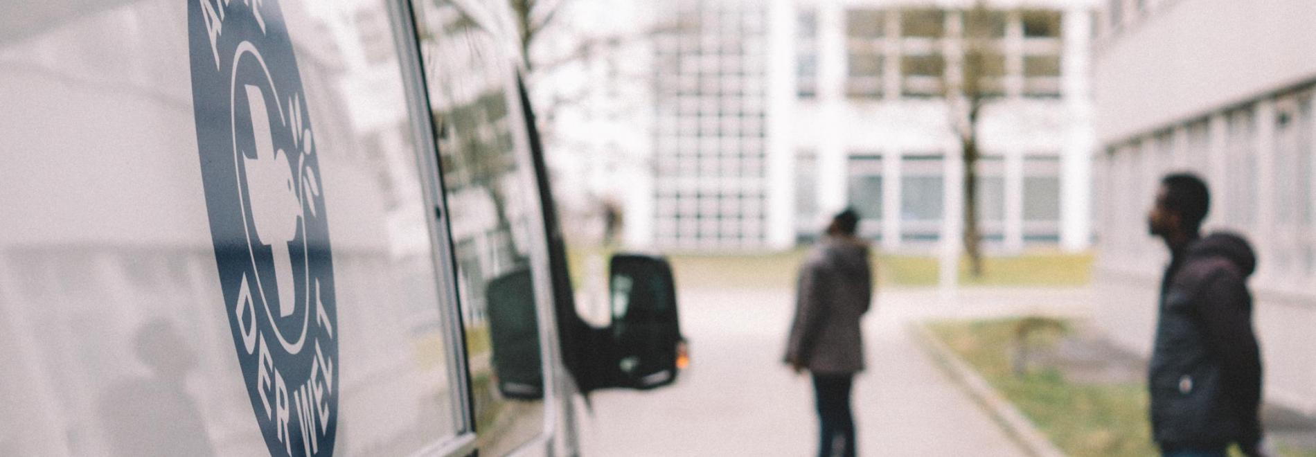 Ärzte der Welt-Bus vor einer Gemeinschaftsunterkunft für Flüchtlinge in München