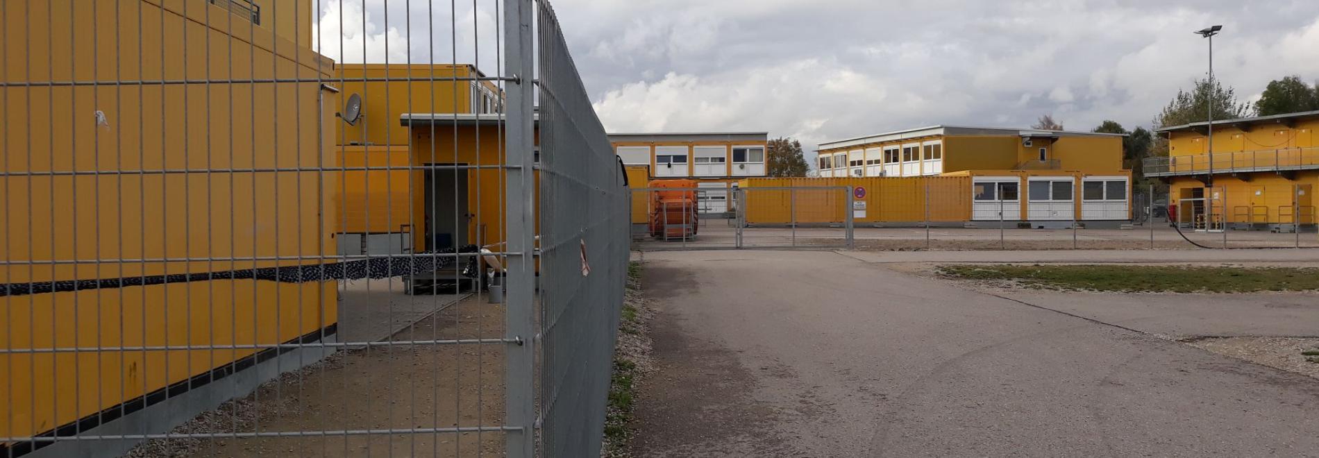 Umzäuntes Ankerzentrum. Foto: Bayerischer Flüchtlingsrat Ankerzentrum. Foto: Bayerischer Flüchtlingsrat