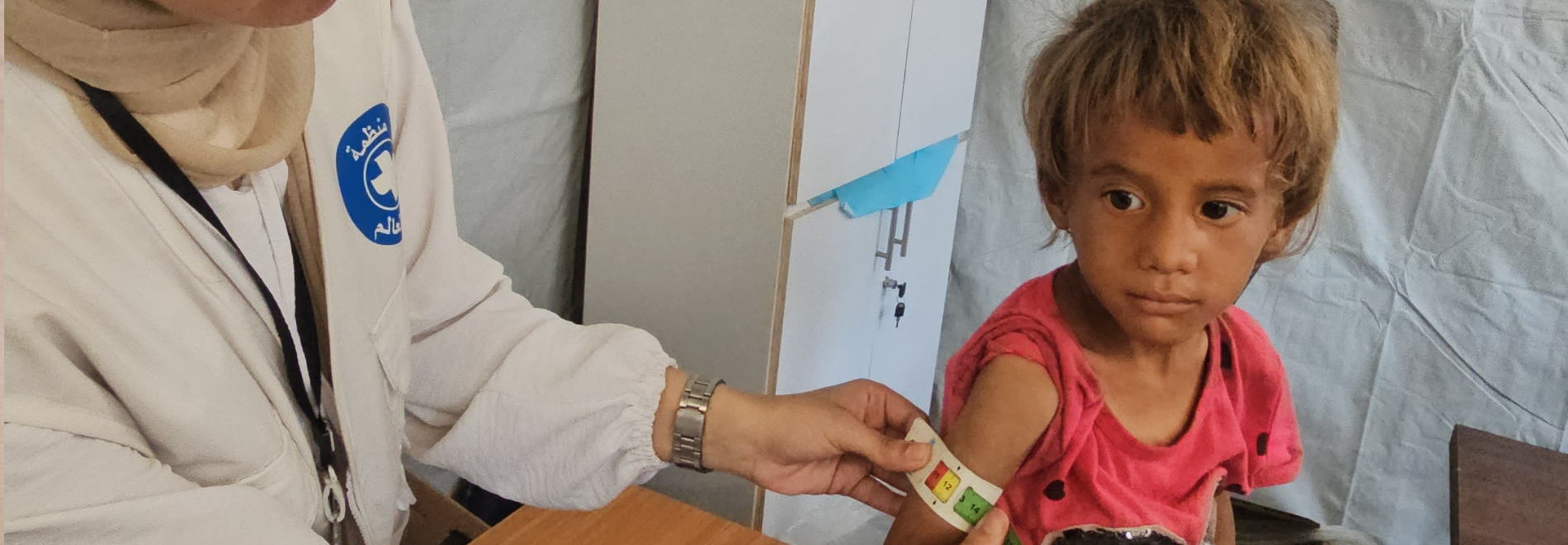 Ein Kind in Gaza wir auf Unterernährung untersucht. 