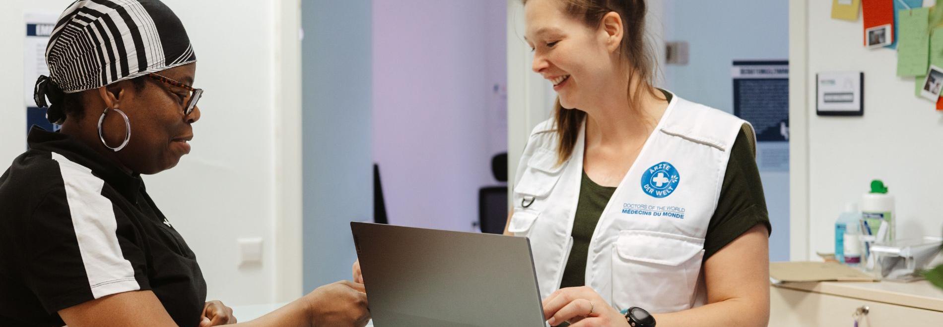 Ärzte der Welt behandelt in mehreren deutschen Städten Menschen, die keine Versicherungskarte haben. Foto: Max Avdeev Eine Patientin am Empfang der open.med-Praxis. Foto: Max Avdeev