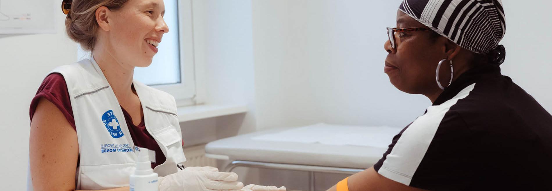 Eine ehrenamtlich Ärztin behandelt eine Patientin. Foto: Max Avdeev