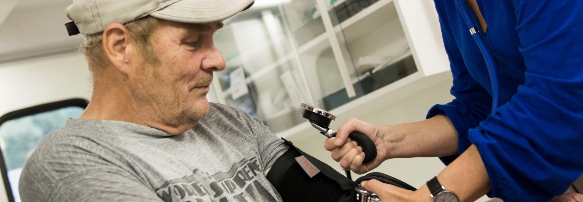 Nicht alle Menschen können sanktionslos von ihrem Recht auf Gesundheitsversorgung Gebrauch machen. | Foto: Mike Yousaf
