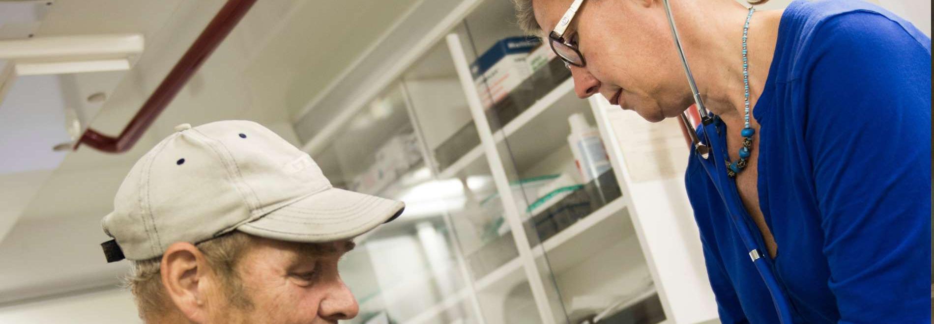 Ärztin und Patient im Behandlungsbus von Ärzte der Welt