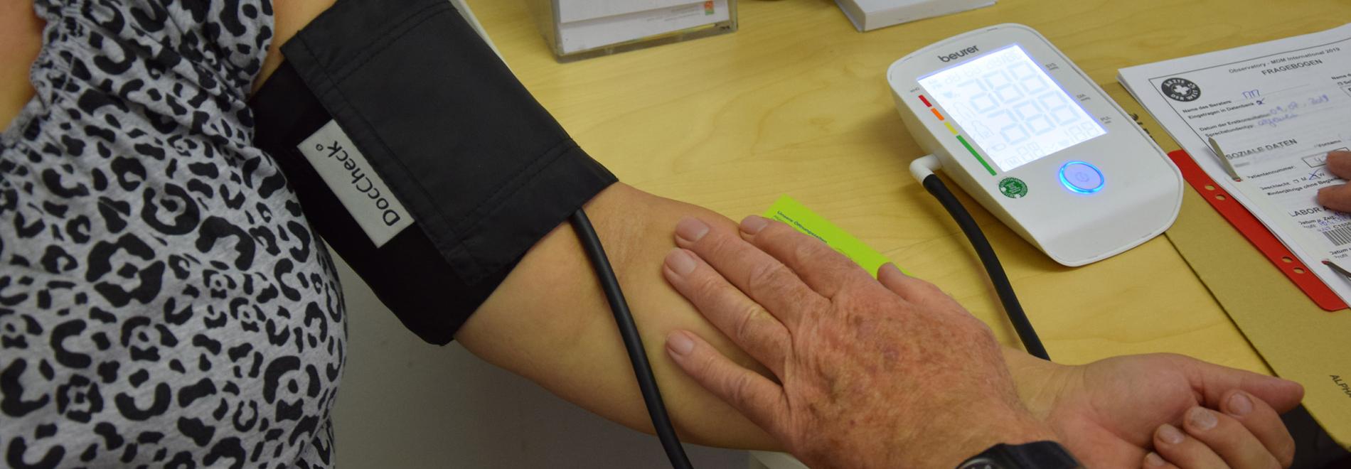 Eine Patientin wird in der open.med-Anlaufstelle von Ärzte der Welt versorgt. Foto: Ärzte der Welt