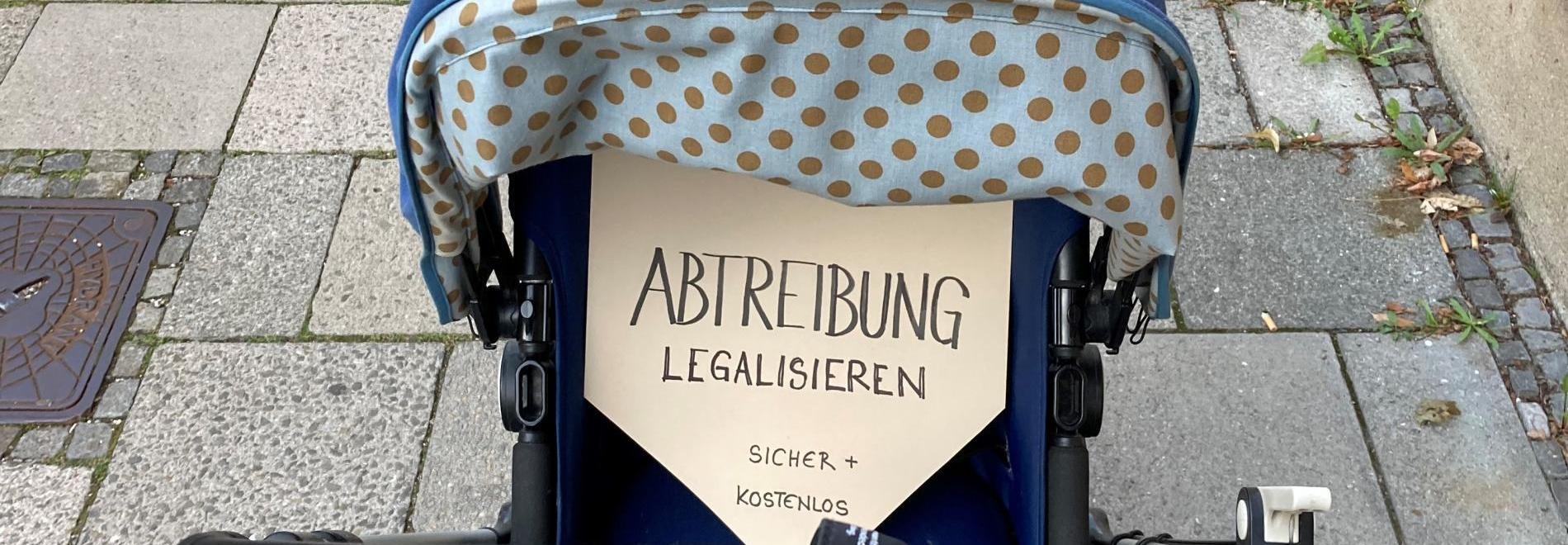 Sichere Schwangerschaftsabbrüche sind ein Menschenrecht. Foto: Ärzte der Welt Kinderwagen mit Protestschild. Foto: Ärzte der Welt