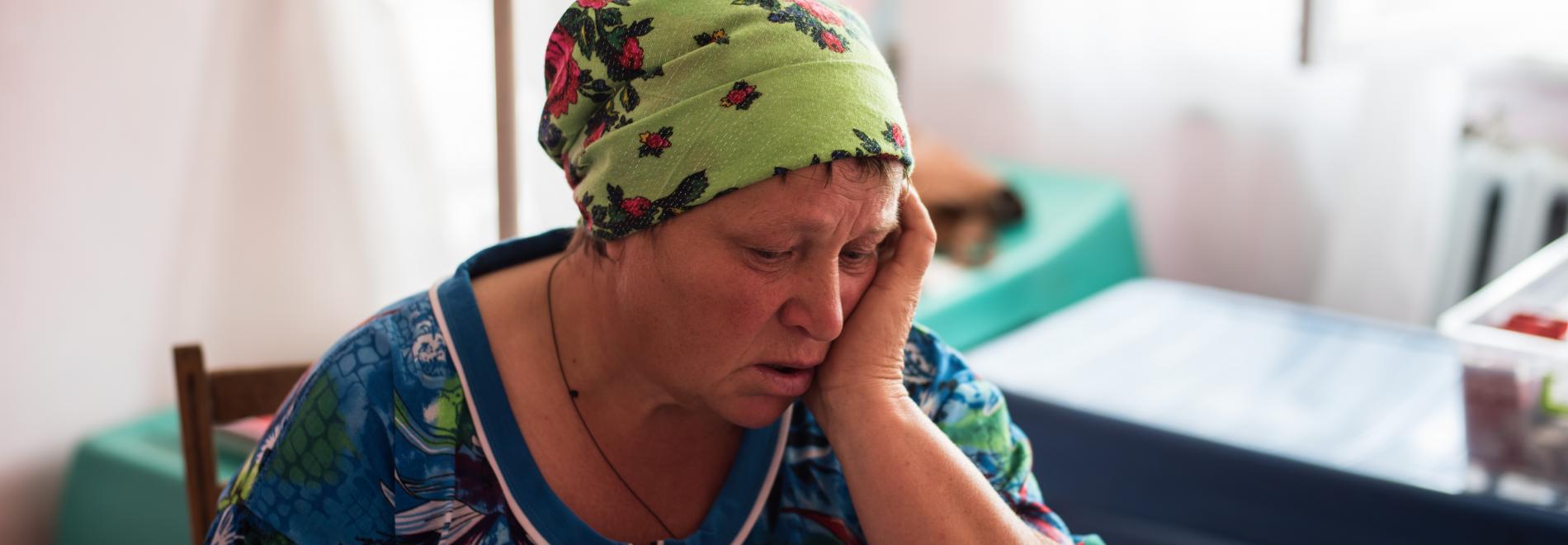 Eine Frau in der Ostukraine. Foto: Evgeniy Maloletka