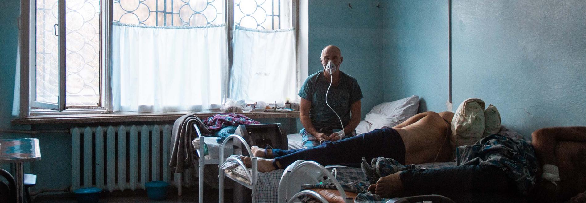 Ein Patient im Krankenhaus in Donezk, Ostukraine. Foto: Pietro Chekal