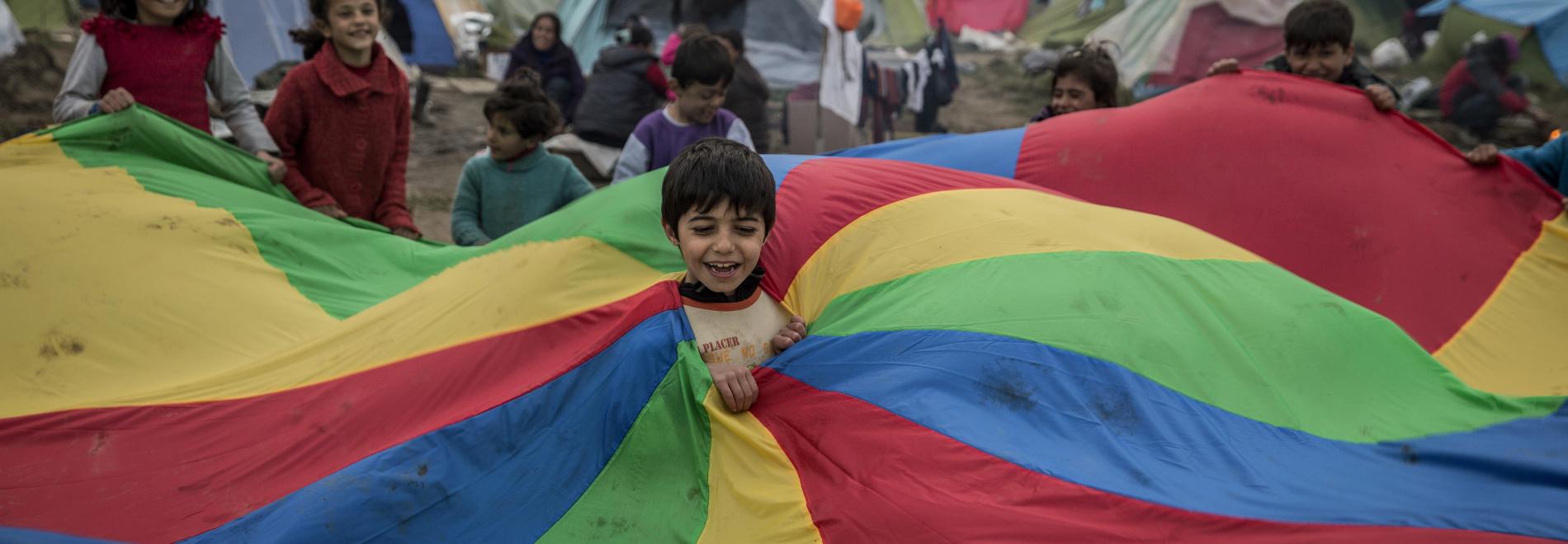 Kinder spielen in Flüchtlingscamp