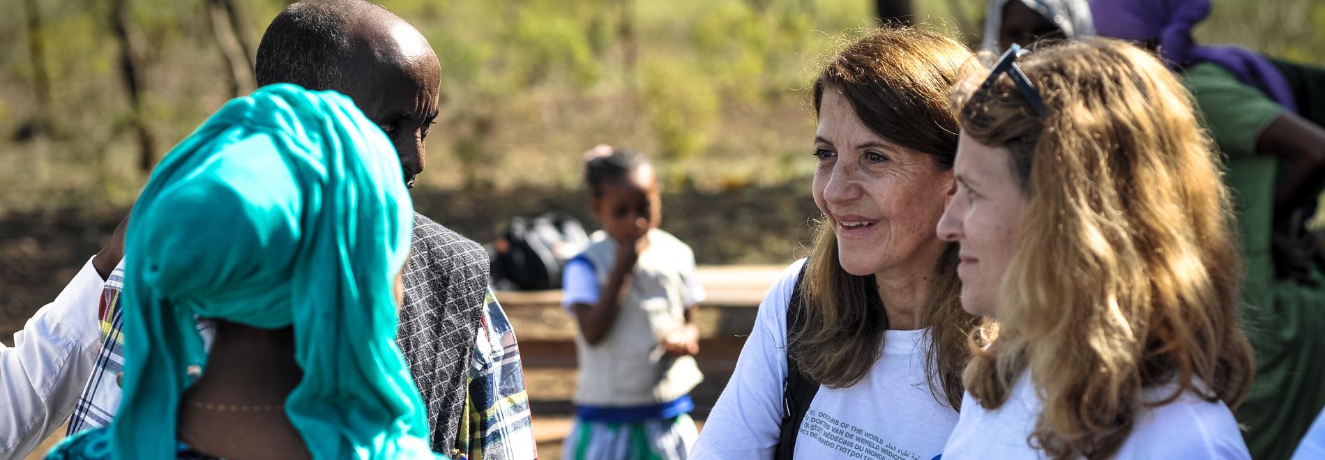 Françoise Sivignon mit Kooperationspartner während einer Projektreise in Äthiopien.