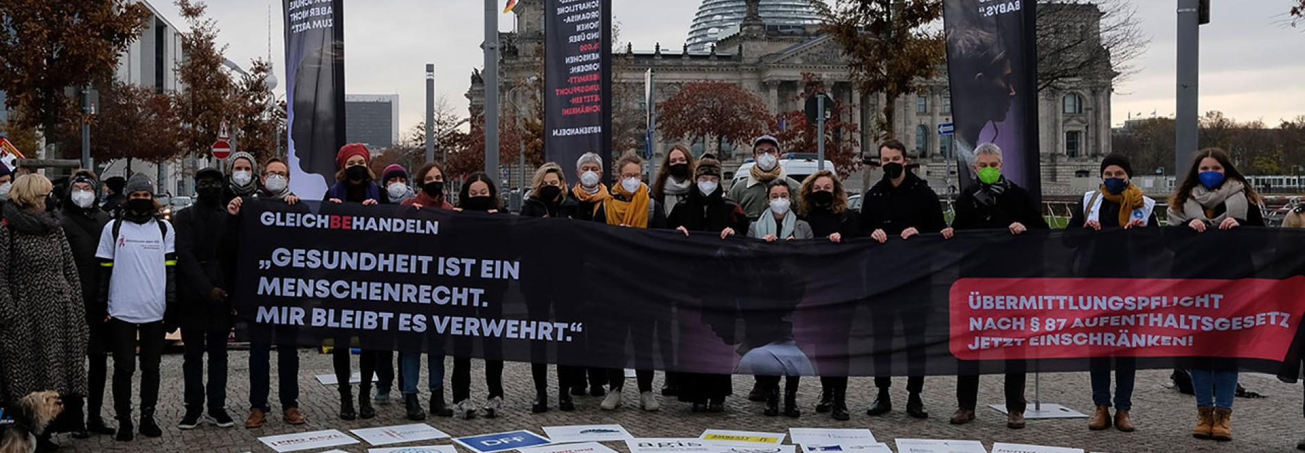 Verschiedene Organisationen demonstrieren vor dem Reichstag in Berlin zur Kampagne GleichBeHandeln. Foto: Peter Groth