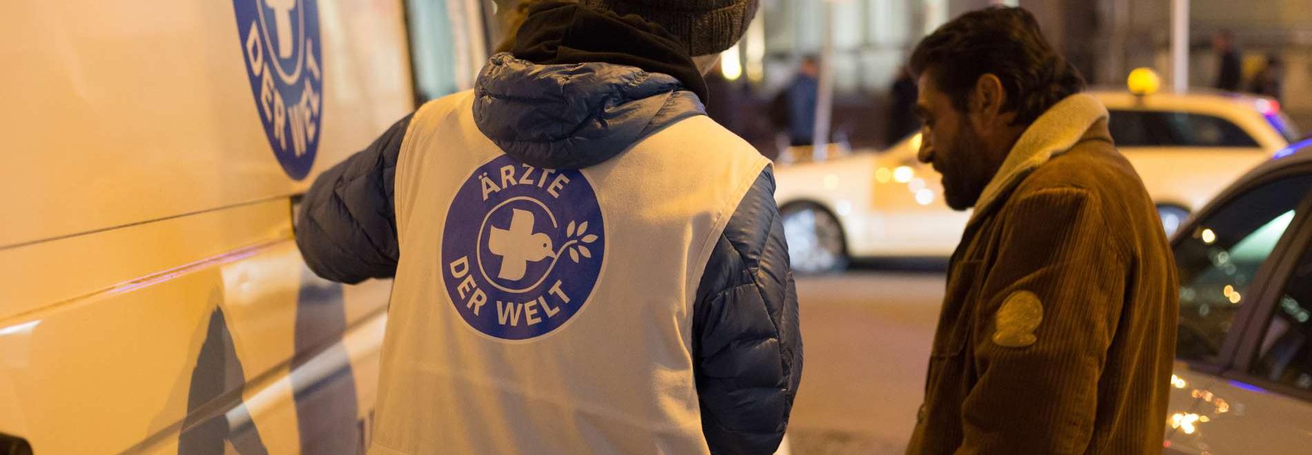 Wohnungsloser Patient am Ärzte der Welt-Behandlungsbus. Foto: Laura Schweizer
