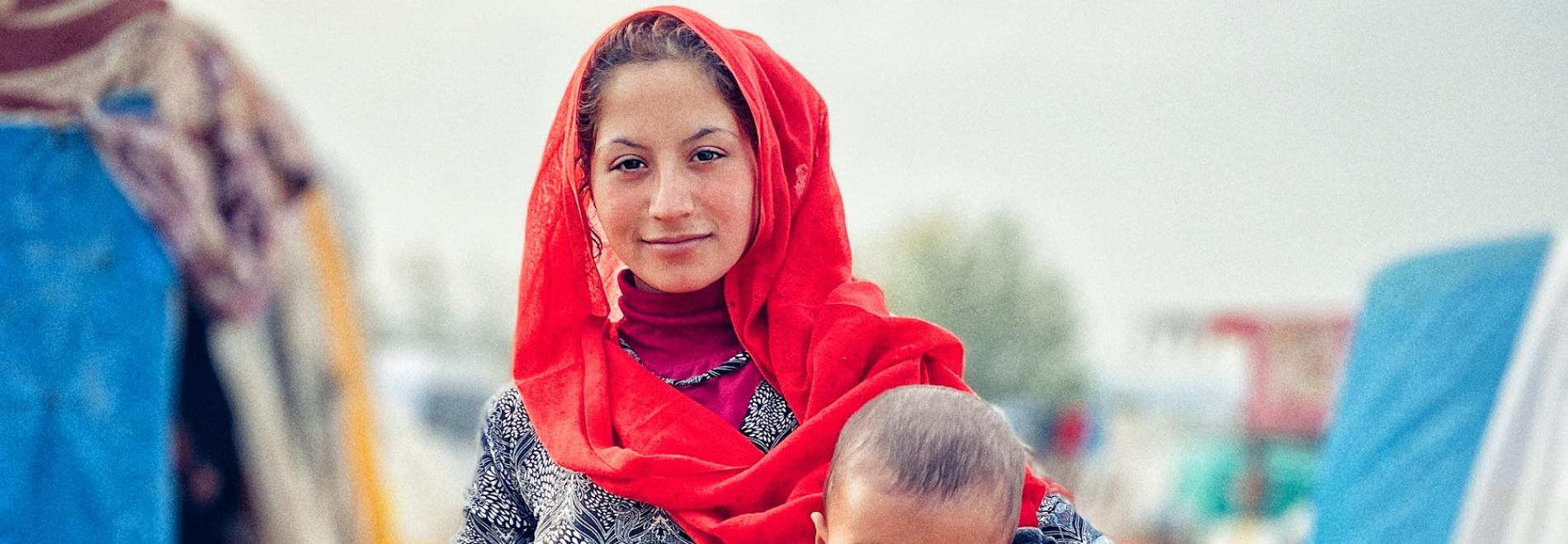 Nach dem Erdbeben 2023 leistet Ärzte der Welt medizinische Nothilfe im syrischen Idlib. Auf dem Bild sieht man eine Frau und ihr Kind in einem Flüchtlingscamp. Foto: Ärzte der Welt Erdbeben in Syrien 2023. In Idlib leistet Ärzte der Welt medizinische Hilfe. Bild: Ärzte der Welt