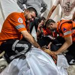 Medizinisches Personal versorgt das Opfer eines Bombenagriffs in Gaza. Foto: Mohammad Al Masri