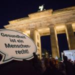 Zahlreiche Organisationen setzen sich vor dem Brandenburger Tor für den Zugang zur Gesundheitsversorgung als Menschenrecht für alle ein. Foto: Peter Groth