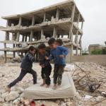 Spielende Kinder in Idlib, Syrien, nach dem Erdbeben 2023. Foto: Ärzte der Welt