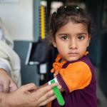 Ein Mädchen in Pakistan wird auf den Ernährungszustand untersucht. Foto: Saiyna Basir / Ärzte der Welt