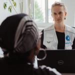 Eine Mitarbeiterin von Ärzte der Welt berät eine Patientin in der open.med Praxis Berlin. Foto: Max Avdeev