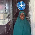 Patientin Halima Arab vor der Ärzte der Welt-Gesundheitsstation. Foto: Ärzte der Welt