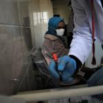 Eine Patientin wartet in einer Gesundheitsstation von Ärzte der Welt Türkei. Foto: Ärzte der Welt