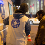 Ein Mitarbeiter von Ärzte der Welt im Gespräch mit einem Patient am Hauptbahnhof in München. Foto: Ärzte der Welt