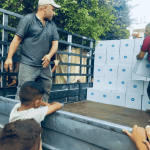 Kinder schauen zu wie Hilfsgüter auf einem Wagen geliefert werden / Foto: Ärzte der Welt
