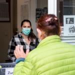 Während der Pandemie empfängt das Team von open.med Hamburg die Patient*innen mit einer Fenster-Sprechstunde. Foto: Bente Stachowske