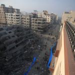 Ein palästinensisches Mädchen schaut auf ein zerstörtes Haus. Foto: Mohammed Zaanoun