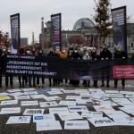 Verschiedene Organisationen demonstrieren vor dem Reichstag in Berlin zur Kampagne GleichBeHandeln. Foto: Peter Groth