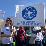 Eine Gruppe von Ehrenamtlichen und Angestellten von Ärzten der Welt demonstriert für das Recht auf Gesundheit. Foto: Ärzte der Welt