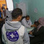 Ein Junge wird in einer mobilen Klinik in Rafah untersucht. Bild: Ärzte der Welt