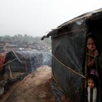 Eine junge Mutter in einem provisorischen Flüchtlingscamp in Bangladesch. Foto: Reuters/Cathal Mc Naughton
