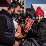 Ein Mitglied des Ärzte der Welt-Teams genießt einen Moment der Leichtigkeit mit einem Mädchen, dessen Familie von dem Erdbeben betroffen ist. Foto: Olivier Papegnies