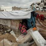 Menschen aus Gaza, die in einer Notunterkunft zwischen Trümmern Zuflucht gefunden haben. Foto: Dawoud Abo Alkas / AFP