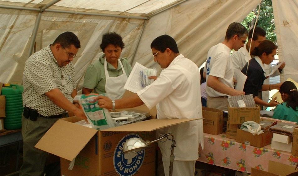 Helfer von Ärzte der Welt nehmen medizinisches Material in Empfang. Foto: Ärzte der Welt