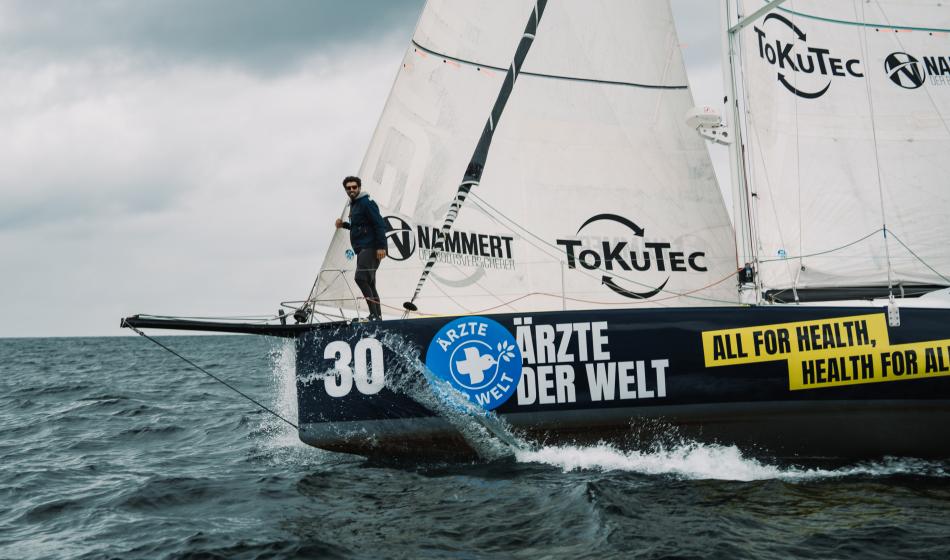 Nicolas Santos segelt mit seiner Segelyacht um Island und unterstützt dabei Ärzte der Welt.