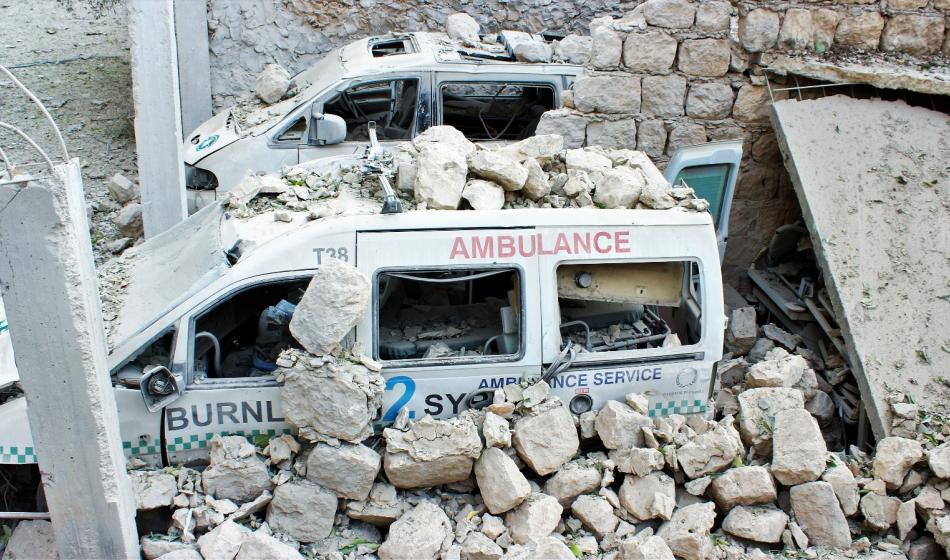 Ein Behandlungsbus unter Trümmern im syrischen Idlib 2016. Foto: Ärzte der Welt