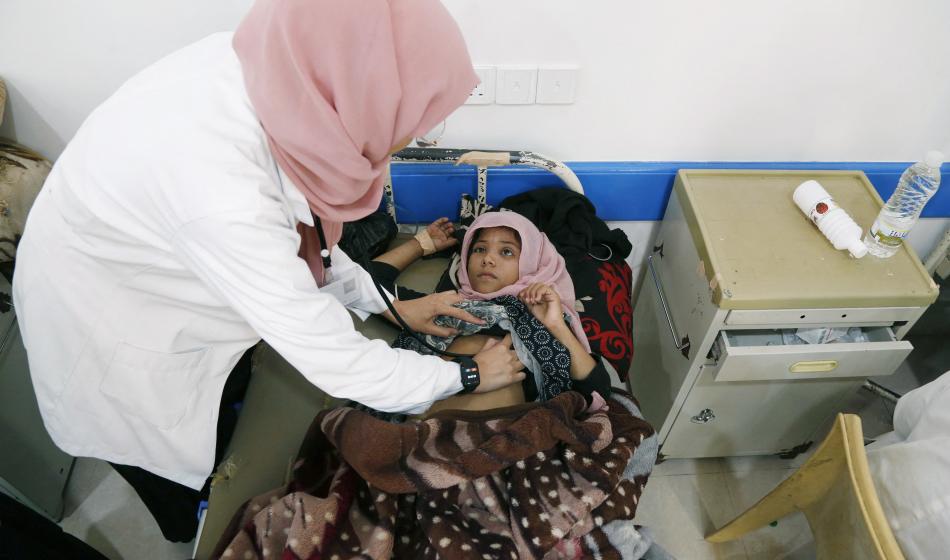 Medizinische Untersuchung eines Mädchens im Jemen. Foto: Mohammed Hamoud/Anadolu Agency/AFP