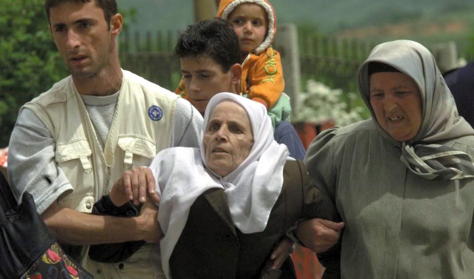 Kosovo: Eine ältere Frau wird zur Gesundheitsstation von Ärzte der Welt transportiert. Foto: Gilbert Poitiers