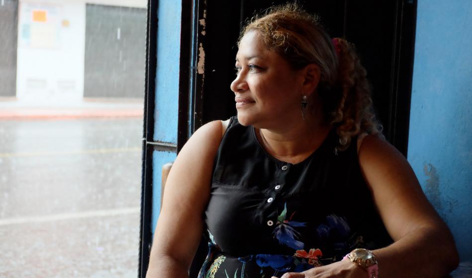 Liseth R. sitzt am Fenster in Ihrer Wohnung. Foto: Nadja Massun Liseth R. sitzt am Fenster in Ihrer Wohnung. Foto: Nadja Massun
