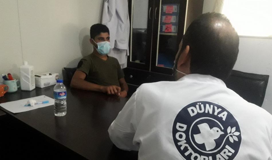 Mitarbeiter von Ärzte der Welt im Gespräch mit einem Patienten. Foto: DDD/MdM Turkey